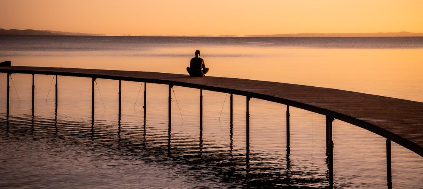 Person ved solnedgang på den Uendelige bro i Aarhus