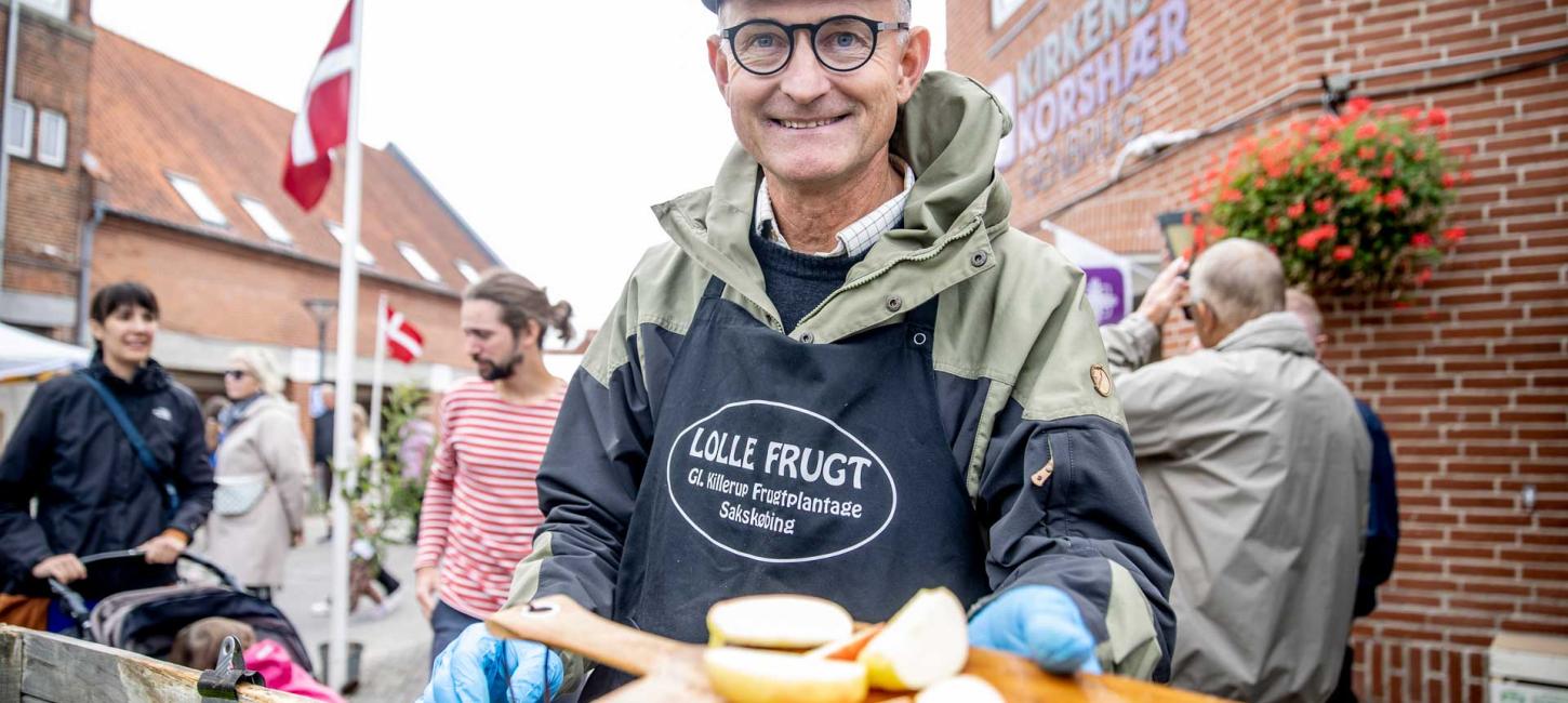 Mann schenkt Apfelsorten auf dem Lolland Fruit Festival aus