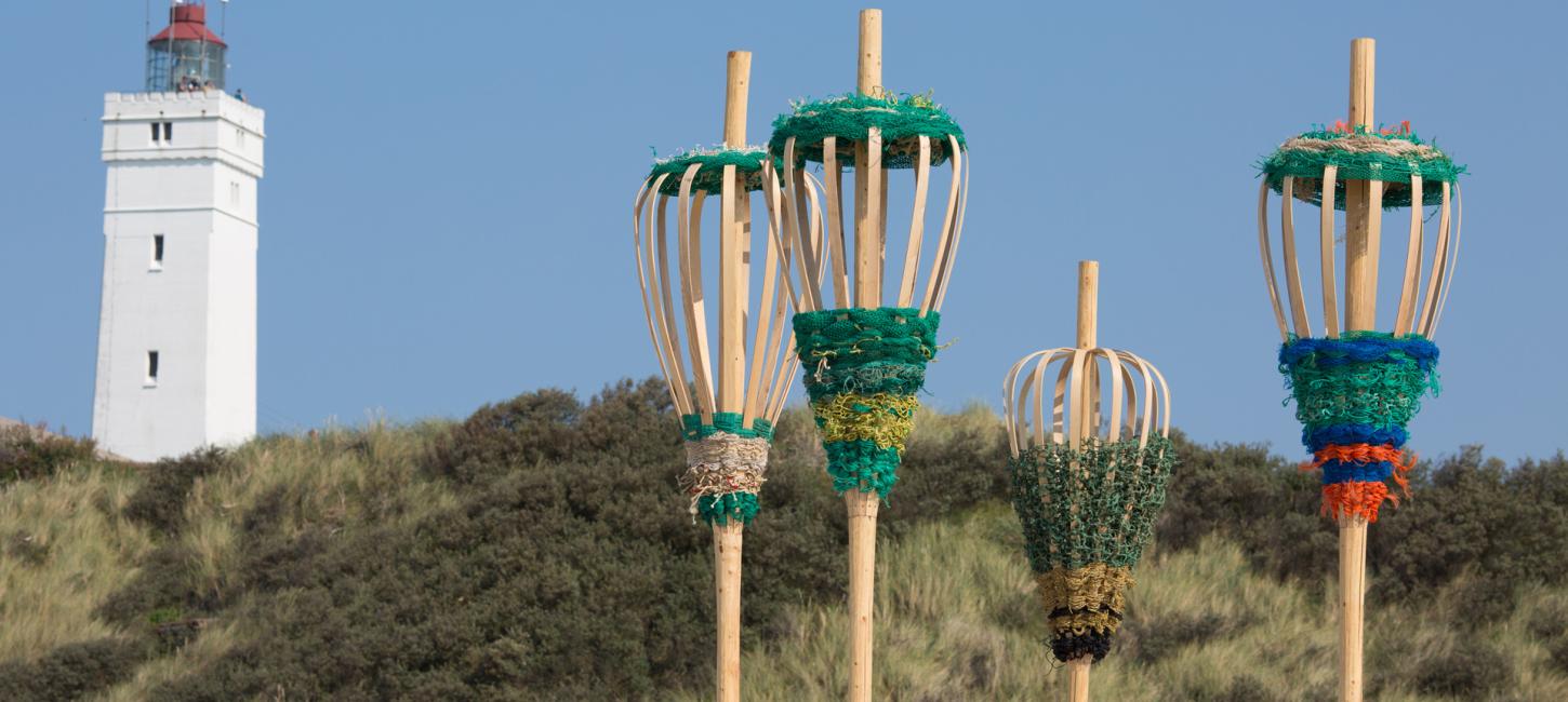 Bild von einem Kunstwerk von Roger Rigorth in Verbindung mit Wadden Tide 2019 mit dem Leuchtturm Blåvandshuk Fyr im Hintergrund