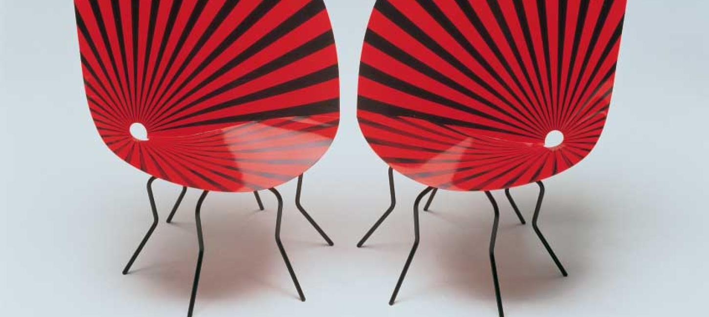 Zwei Stühle, die die Form und Farbe eines Schmetterlings haben - daher der Name "Butterfly Chair".