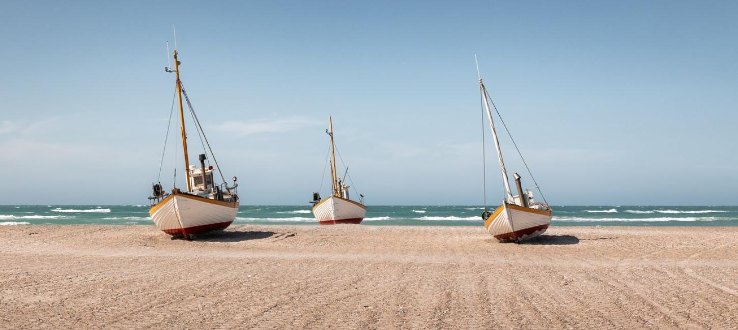 Vissersboten op het Thorup Strand in Noord-Jutland, Denemarken