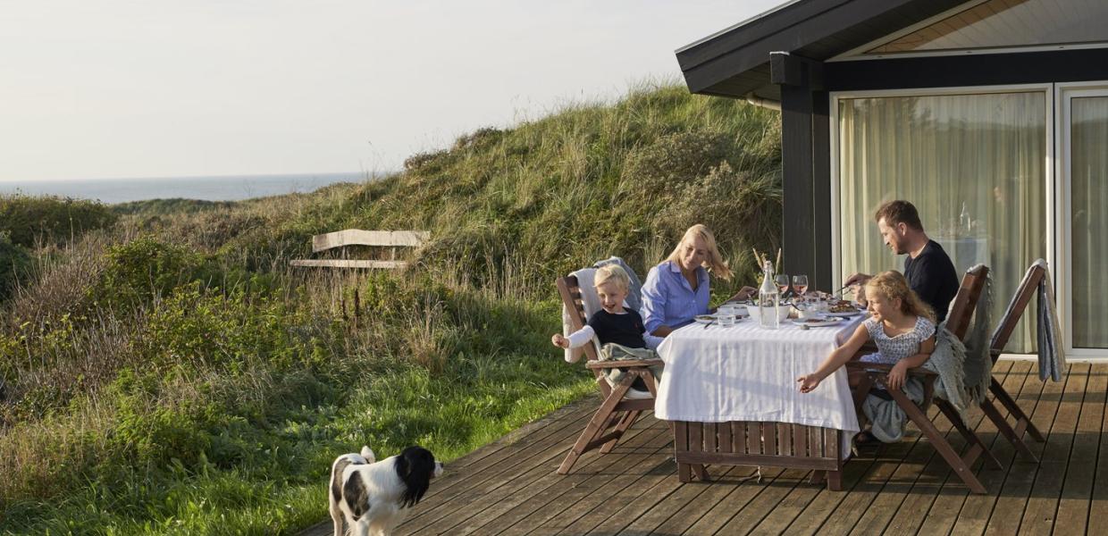 Familie im Ferienhaus in Hitshals