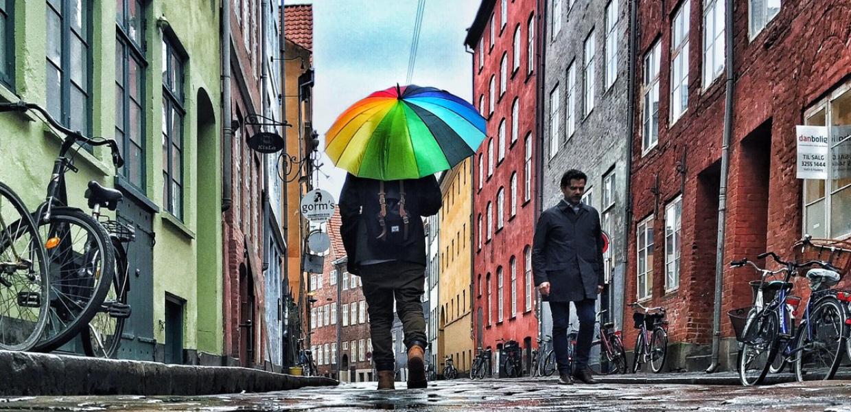 Regnerischer Tag in der bunten Straße Magstræde im Zentrum Kopenhagen