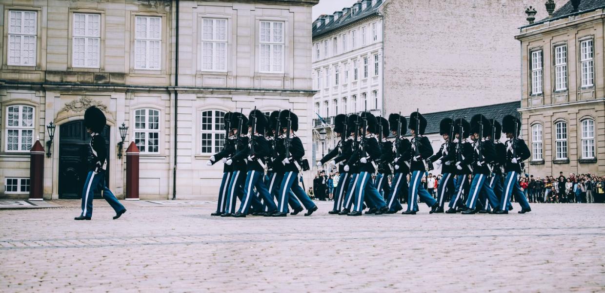 Die Königliche Leibgarde bei der Wachablösung in Schloss Amalienborg, Kopenhagen