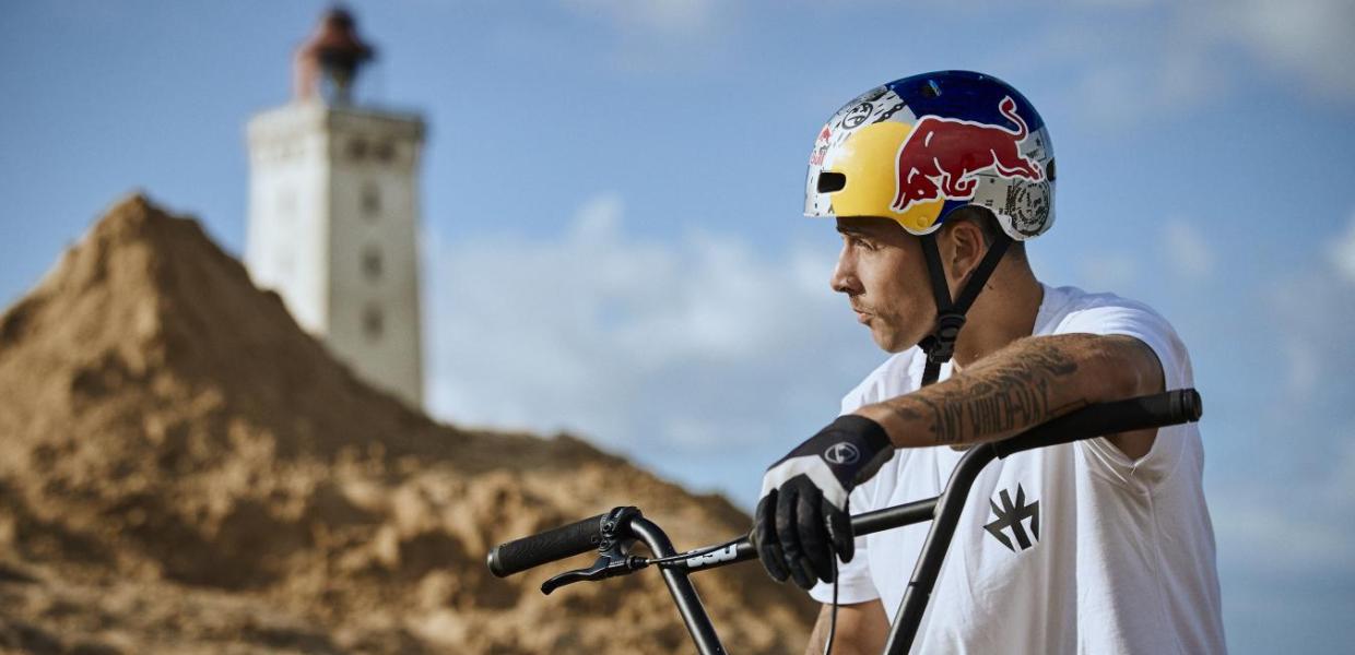 Red Bull BMX-Fahrer Kriss Kyle beim Rubjerg Knude Leuchtturm