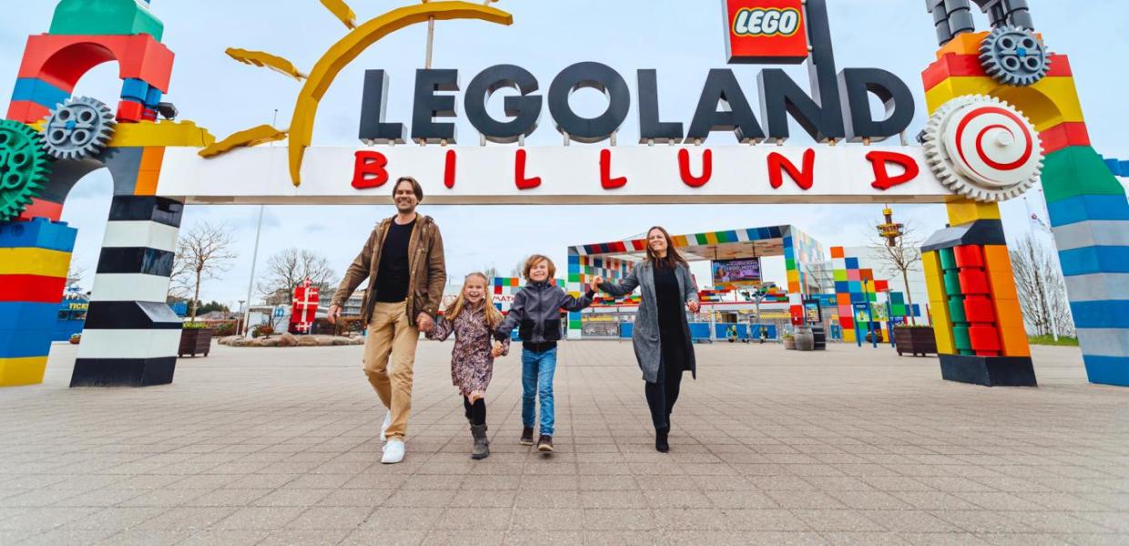 Familie im Eingang des LEGOLAND Billund