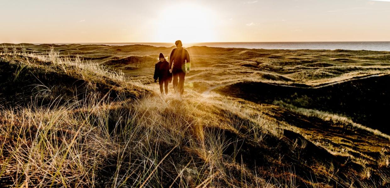 Paar wandert im Nationalpark Thy in Nordjütland