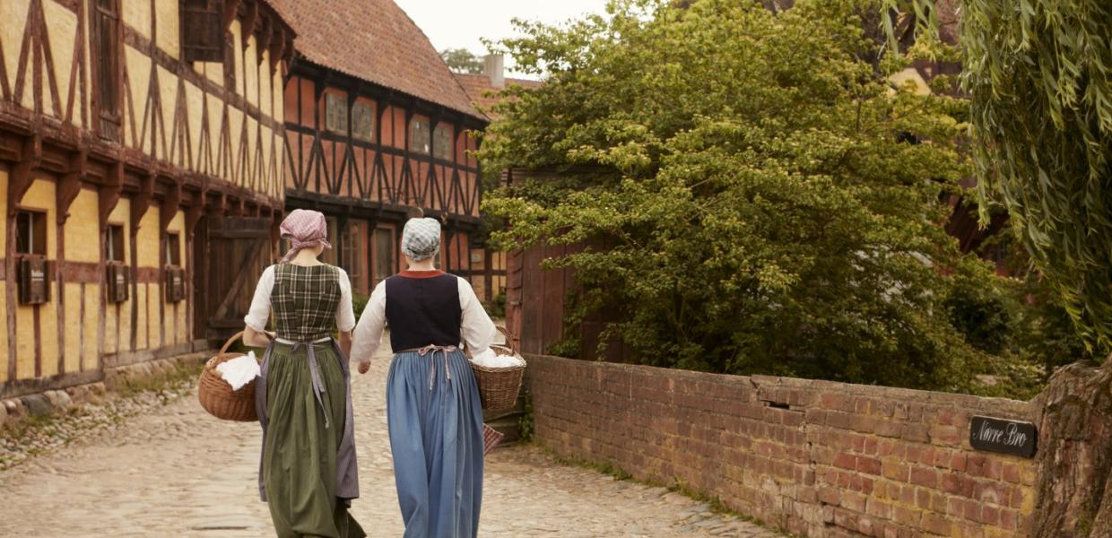 Zwei Frauen im Freilichtmuseum "Den Gamle By" in Aarhus