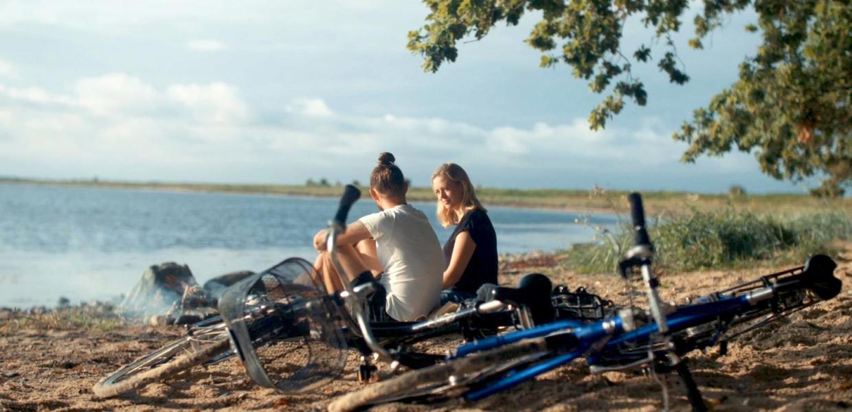 Zwei Fahrradfahrer bei einer Pause auf Fünen an der Dänischen Ostsee