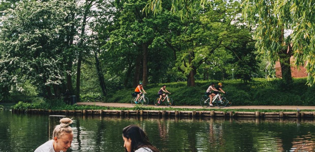 Freunde sitzen zusammen am Fluss Odense Å