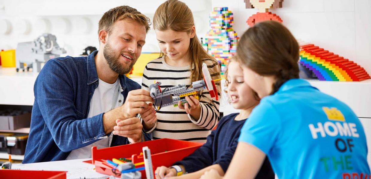Lego House in Billund, Vater spile mit seinen drei Kindern Lego