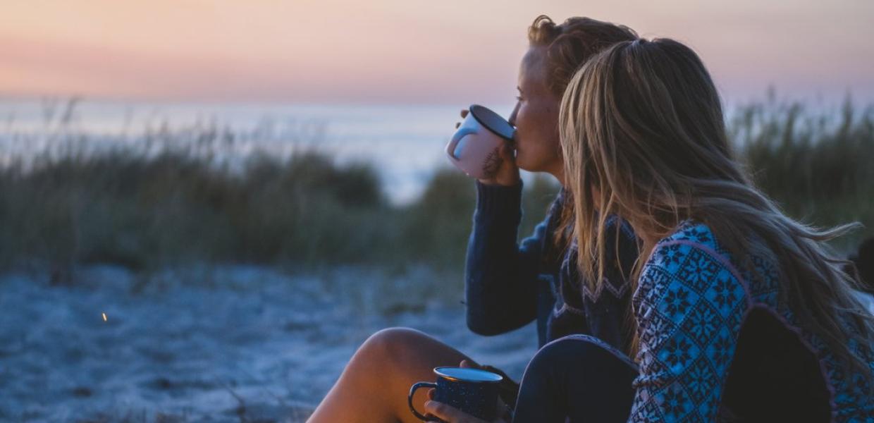 Hygge und Lagerfeuer am Strand von Tisvilde im dänischen Nordseeland