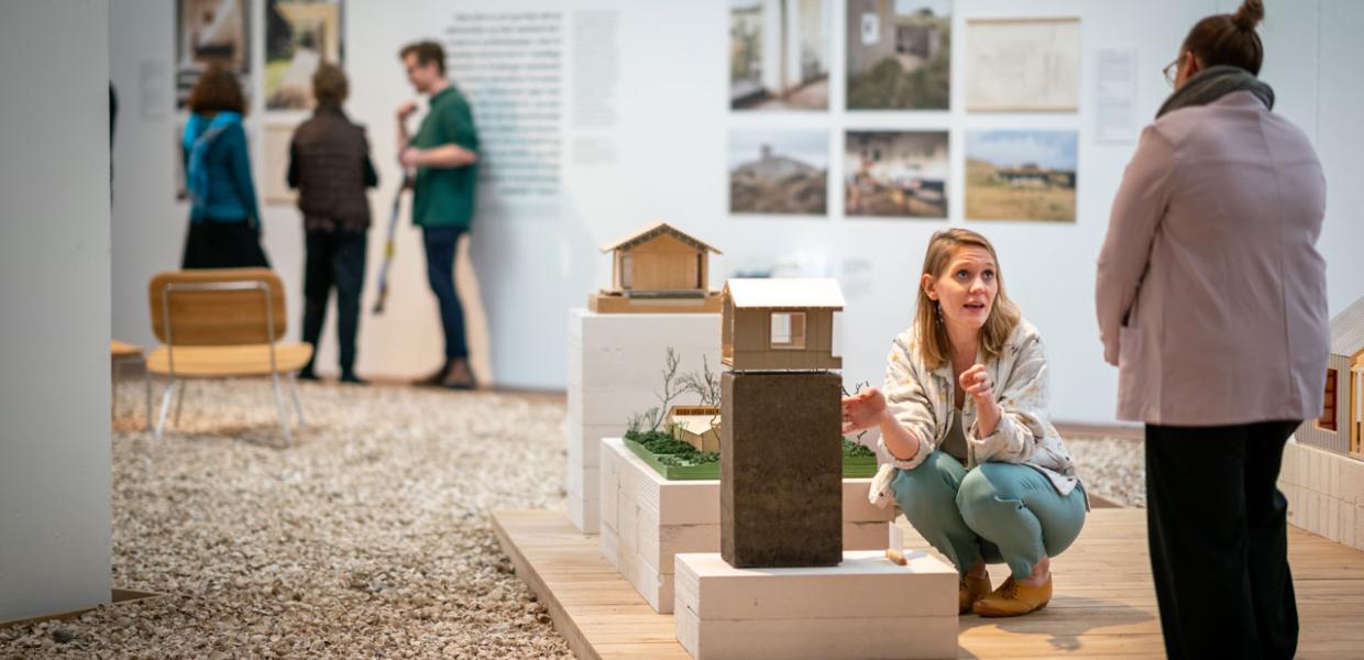 Ein Bild von Besuchern auf der „Sommerhus“-Ausstellung im Utzon Center und die Ausstellung