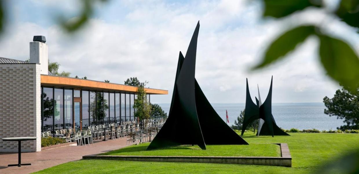 Der Garten von Louisiana Museum of Modern Art mit Skulpturen und dem Meer im Hintergrund