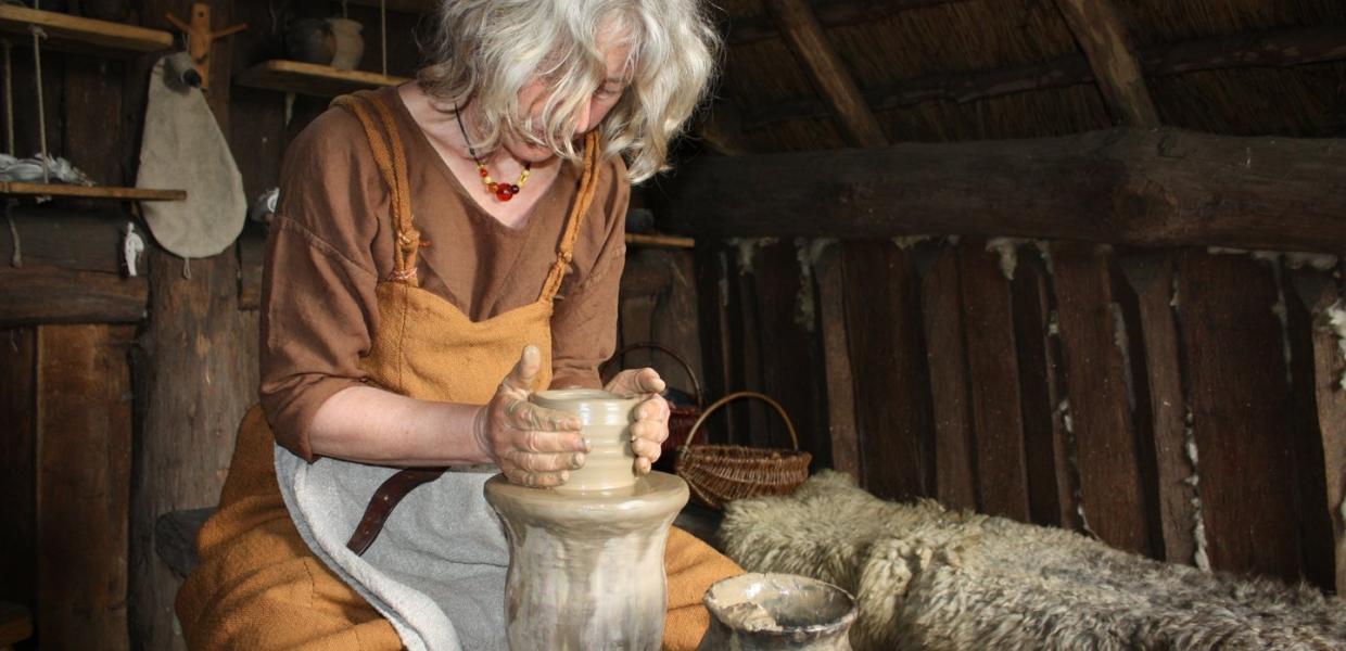 Bild von einer Töpferin in Wikingekleidung in Ribe VikingeCenter