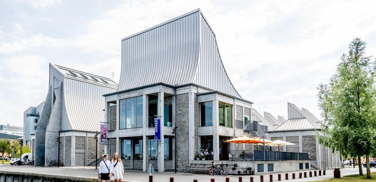 Das Bild zeigt das Utzon Centre von außen