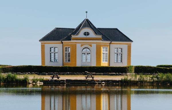 Das Seeschloss Valdemars Slot auf der dänischen Insel Tåsinge bei Svendborg in Fünen