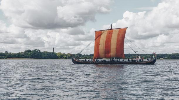 Wikingerschiff im Roskilde Fjord im dänischen Fjordland