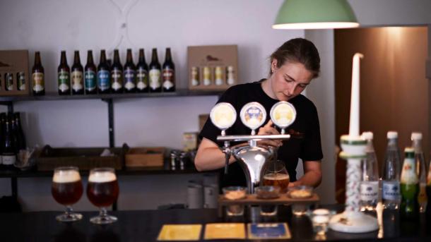 Frischgezapftes Bier in der Rise Bryggeri