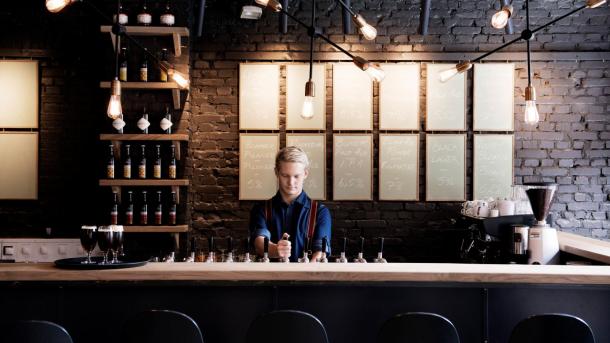 Kellner zapft Bier im Nørrebro Bryghus