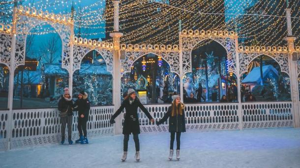 Eislaufen im Winter im Vergnügungspark Tivoli in Kopenhagen