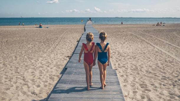 Zwei Kinder am Amager Strandpark in Kopenhagen