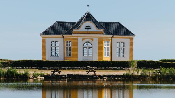 Das Seeschloss Valdemars Slot auf der dänischen Insel Tåsinge bei Svendborg in Fünen