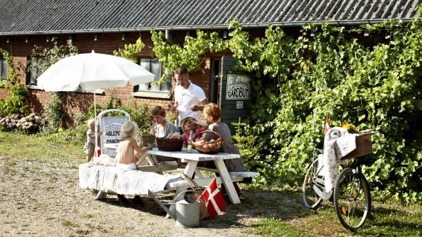 Family at a farm shop on Fejø
