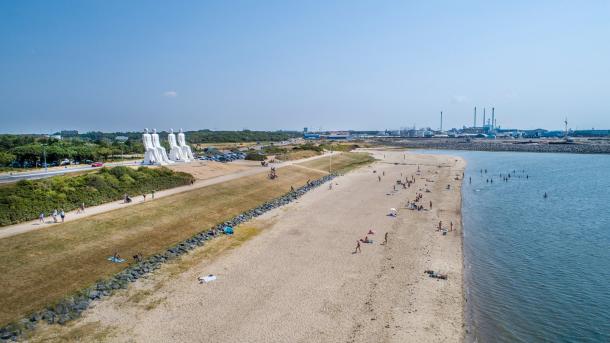 The beach in Esbjerg with the sculpture Men by the Sea