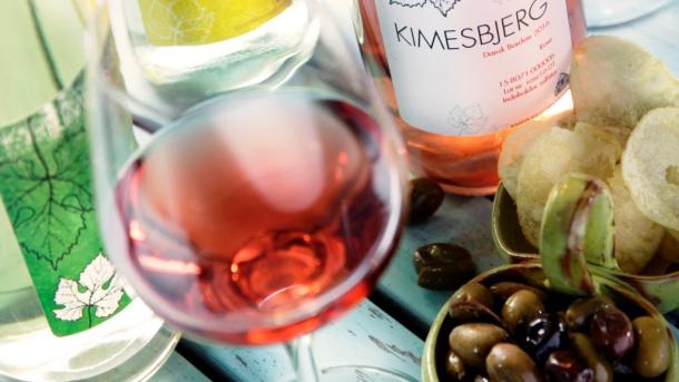 Wein und Snacks des Kimesbjergård Weinguts auf der dänischen Ostseeinsel Fünen