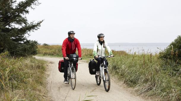 Couple cycling on the West coast cycling route (N1)