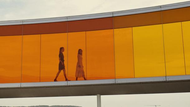 To mennesker som går i Your rainbow panorama, ARoS Aarhus Art Museum
