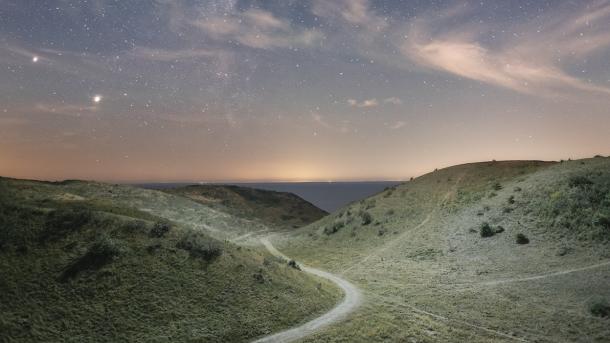 Sternenklarer Nachthimmel über der dänischen Insel Samsø