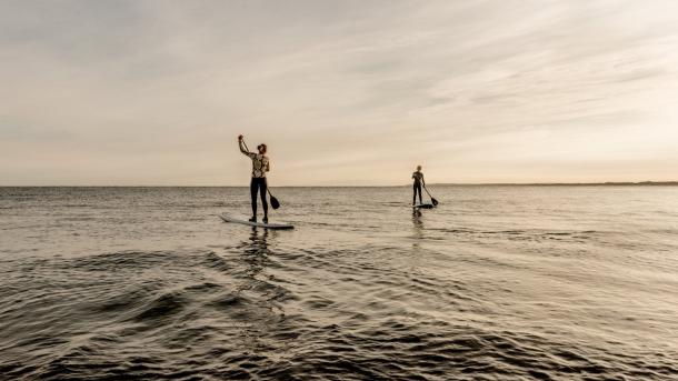 Zwei Stand Up Paddler in Klitmøller in Cold Hawaii, Nordjütland