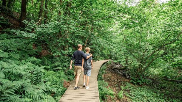 Vazer und Sohn gehen an der Nordwestküste Dänemarks wandern