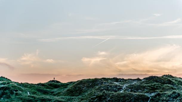 Person på sanddyne i Thy Nationalpark