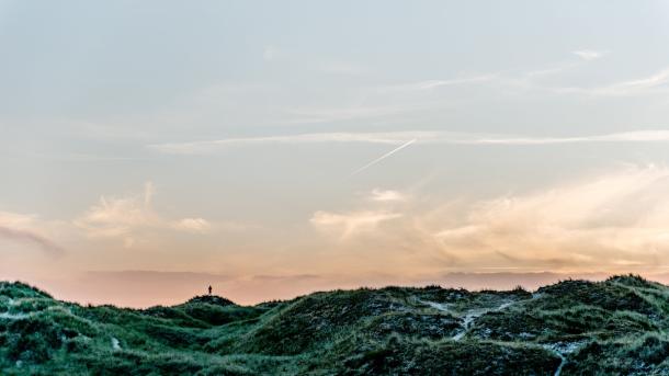 Person på sanddyne i Thy Nationalpark
