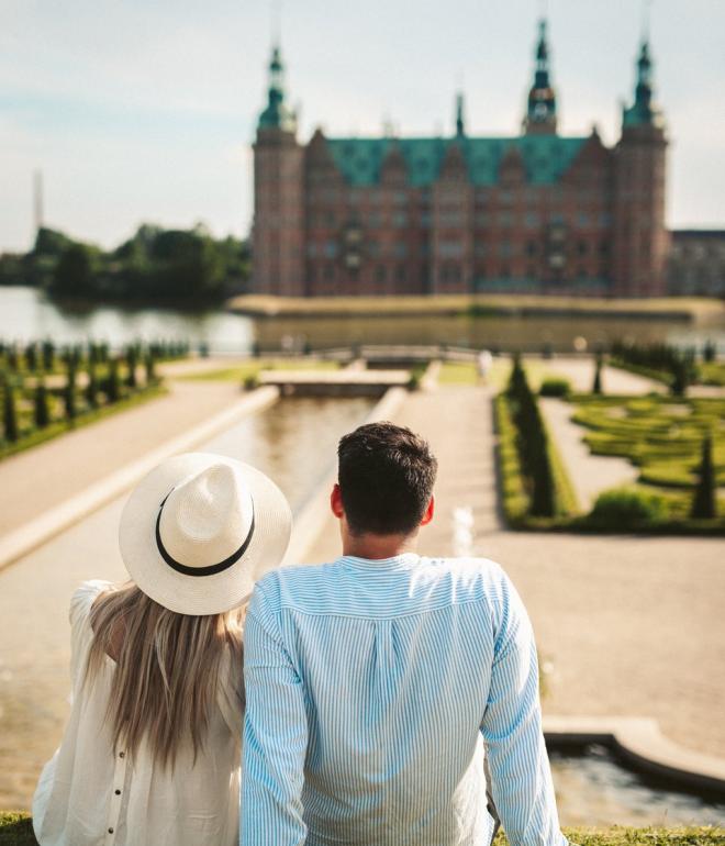 Couple looking at Frederiksborg Castle