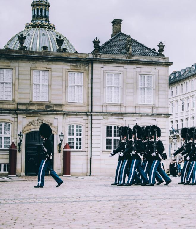 Die Königliche Leibgarde des Dänischen Königshauses bei der Wachablösung in Schloss Amalienborg in Kopenhagen