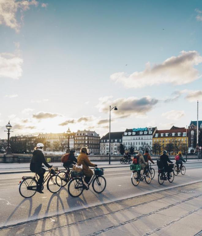 Cyclists on Dronning Louise's bridge