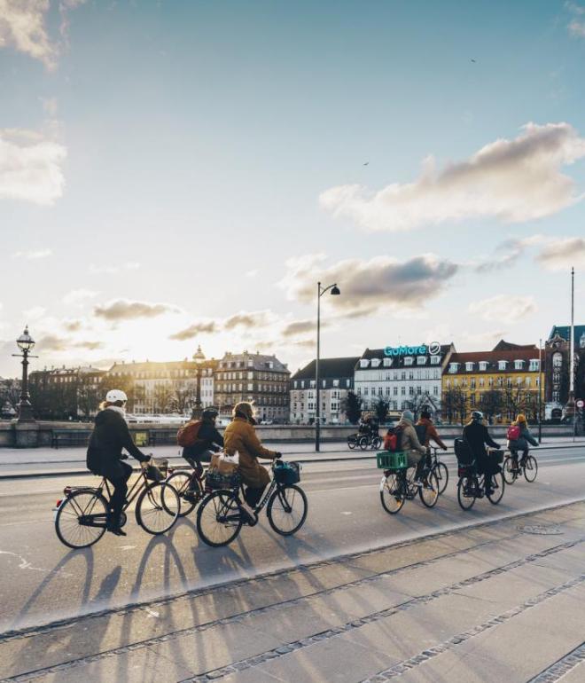 Cyclists on Dronning Louise's bridge