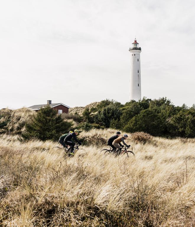 Bild von zwei Radfahrern vor Lyngvig Leuchtturm