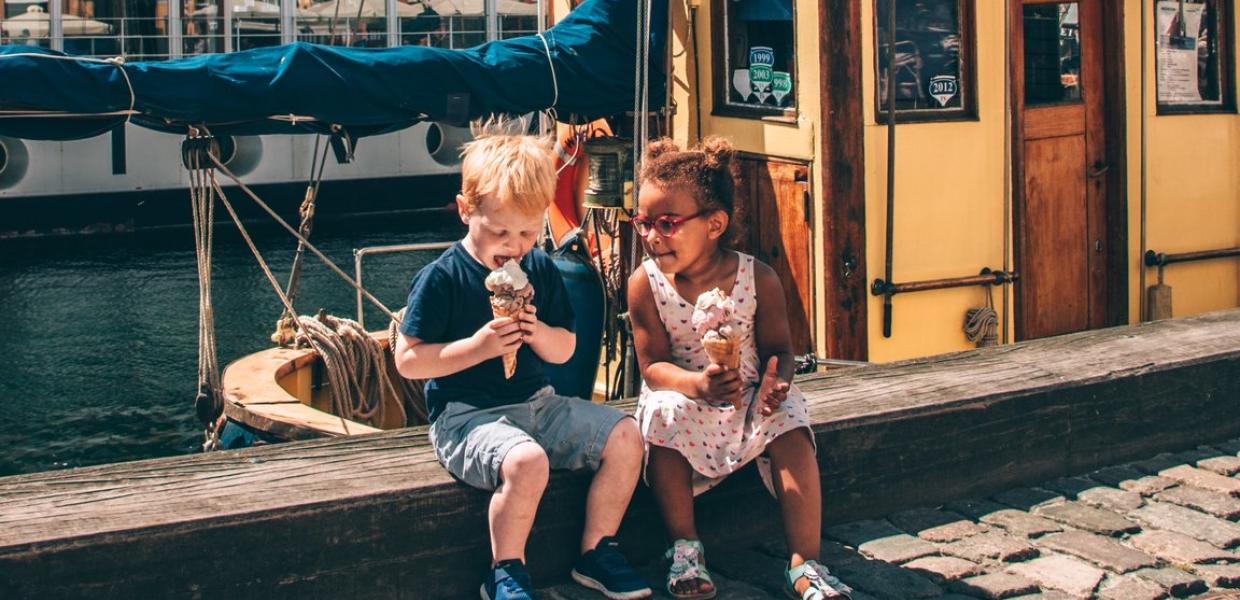 Kinder essen Eis im Hafen von Nyhavn in Kopenhagen