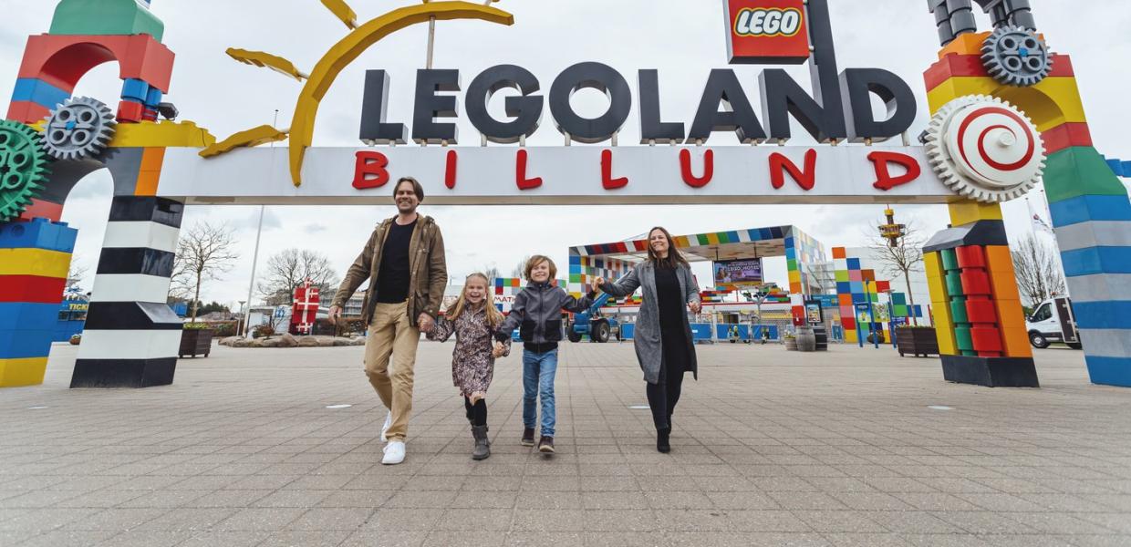 Familie im LEGOLAND Billund Resort in Dänemark