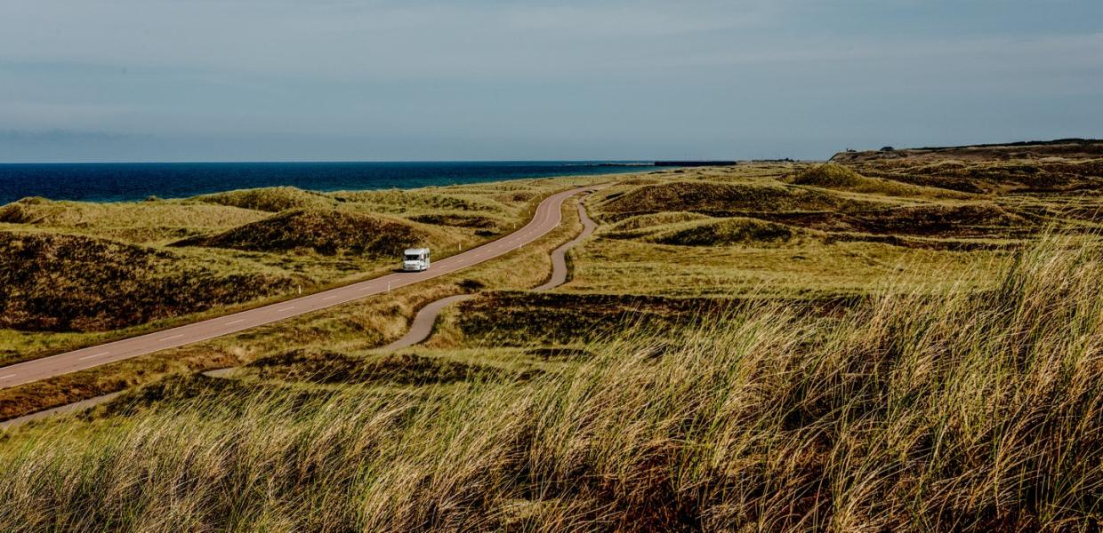 Wohnmobil auf "Kystvejen" der Küstenstraße zwischen Hanstholm und Klitmøller in Thy an der Dänischen Nordsee