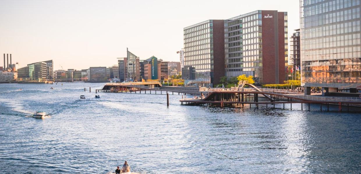 Boote bei Sonnenuntergang im Kopenhagener Hafen, gesehen von der Brücke Langebro