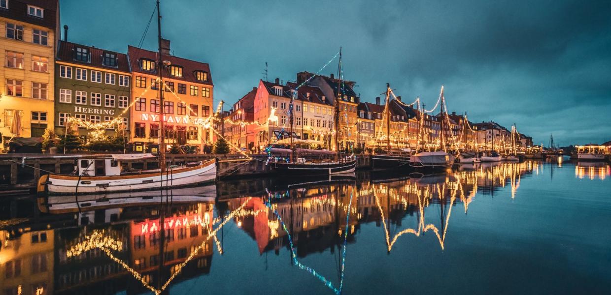 Nyhavn bei Nacht, hell erleuchtet mit Lichtern, Kopenhagen