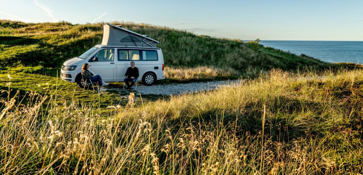 Camper steht in den Dünen bei Hanstholm, Dänemark