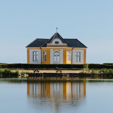 Das Seeschloss Valdemars Slot auf der dänischen Insel Tåsinge bei Svendborg in Fünen