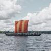 Wikingerschiff im Roskilde Fjord im dänischen Fjordland